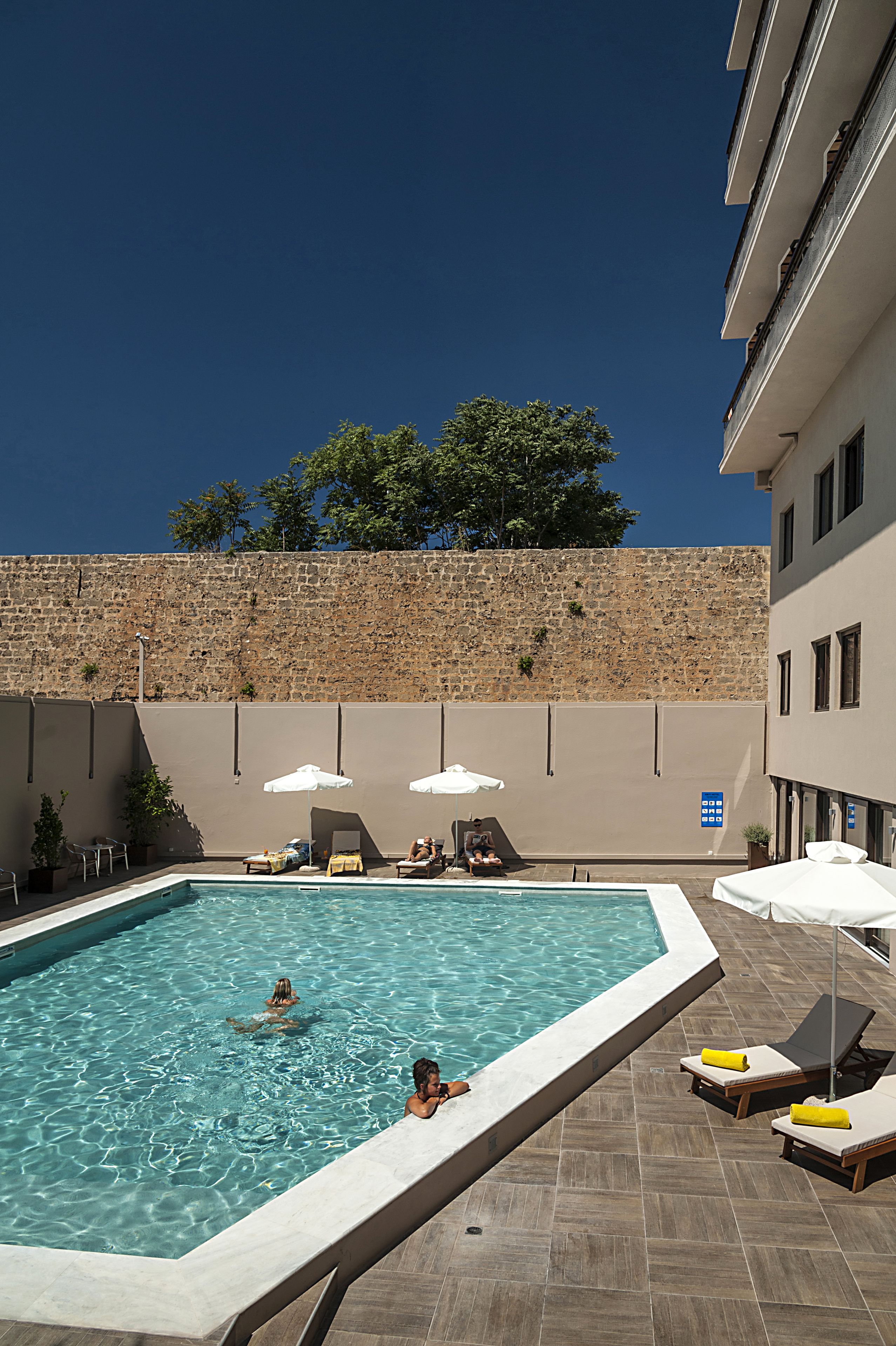 季节性开放的室外游泳池，08:00 至 20:00 开放，池畔遮阳伞，日光浴躺椅