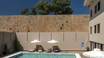 Piscina a l'aire lliure de temporada (horari: 08:00-20:00) i para-sols