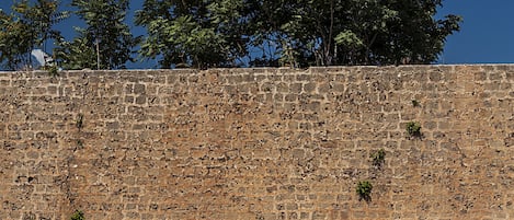 Piscina stagionale all'aperto, ombrelloni da piscina, lettini