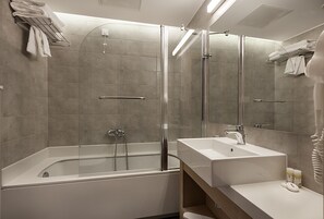 Suite | Premium bedding, in-room safe, individually decorated, desk - Kriti Hotel (Chania)