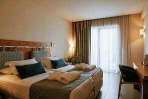 Premium bedding, minibar, in-room safe, desk - Giannoulis – Grand Bay Beach Resort - Adults Only (Platanias)