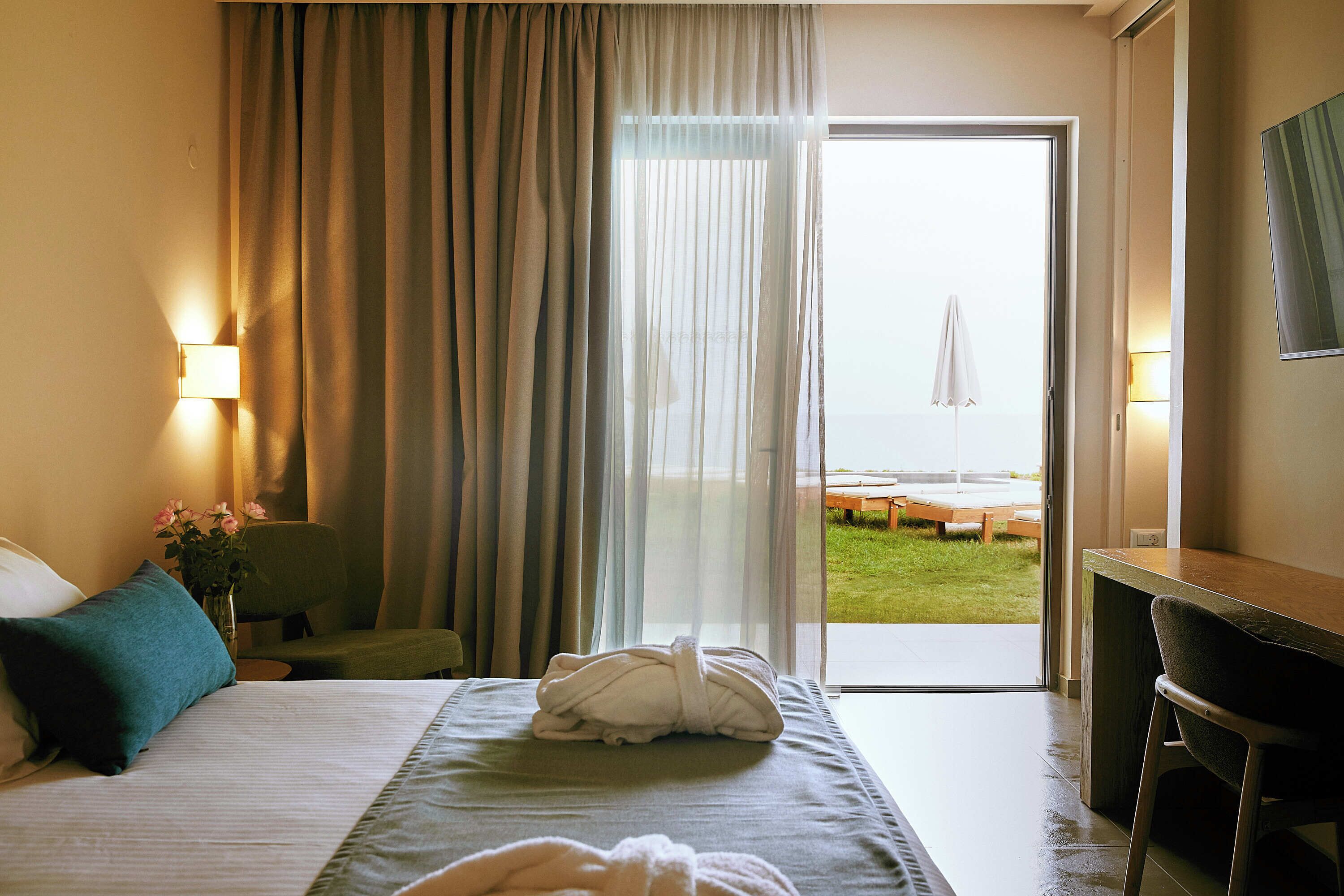 Superior Double Room Side Sea View Shared Pool | Luxe beddengoed, een minibar, een kluis op de kamer, een bureau