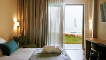 Superior Double Room Side Sea View Shared Pool | Luxe beddengoed, een minibar, een kluis op de kamer, een bureau