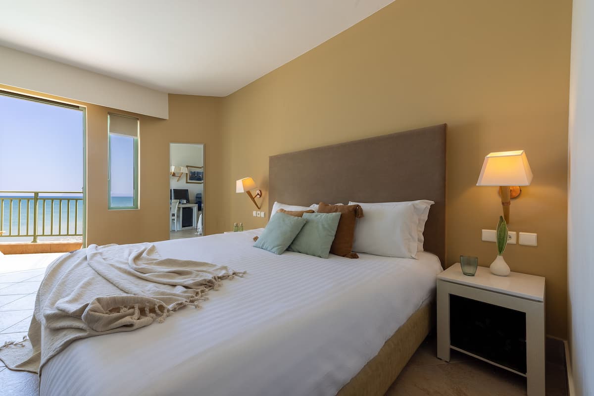 Standard Room, Sea View | Premium bedding, minibar, in-room safe, desk