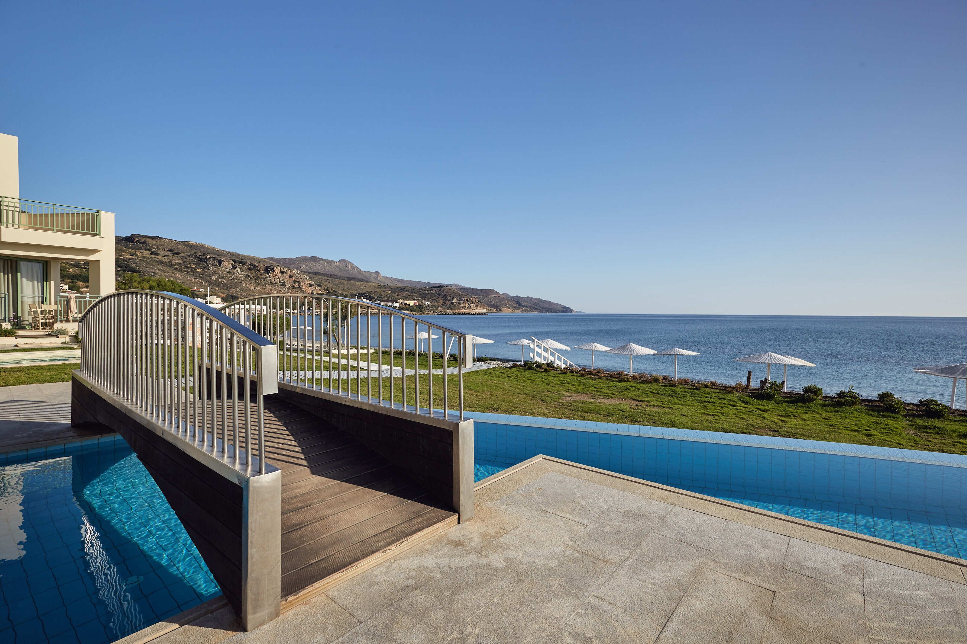 2 outdoor pools, pool loungers