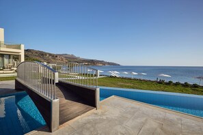 2 piscines extérieures, chaises longues