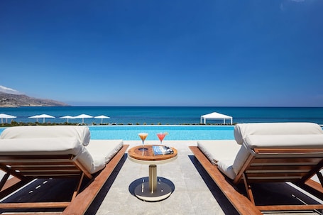 Terraza o patio. Giannoulis – Grand Bay Beach Resort - Adults Only