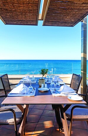 2 restaurants, breakfast served - Giannoulis – Grand Bay Beach Resort - Adults Only (Platanias)