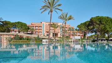 Piscine couverte, piscine extérieure, parasols de plage, chaises longues