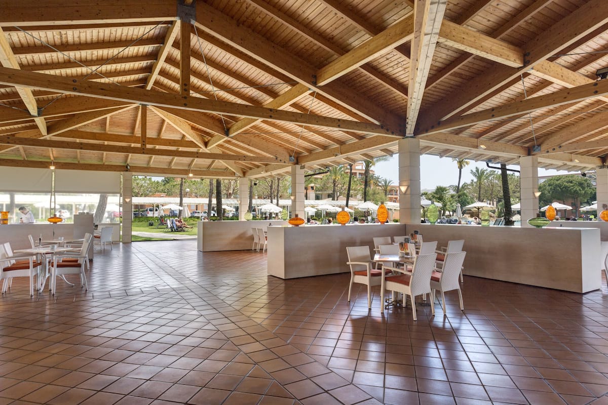 poolside bar