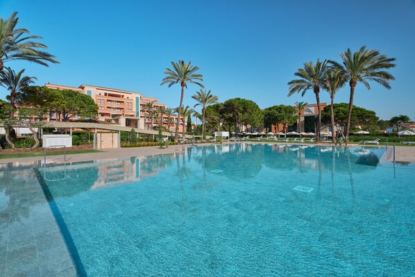 室内游泳池，室外游泳池，池畔遮阳伞，日光浴躺椅