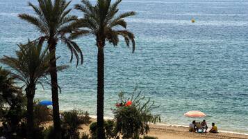 Apartamento superior, 2 habitaciones, vistas al mar | Edredones de plumas, decoración individual, mobiliario individual