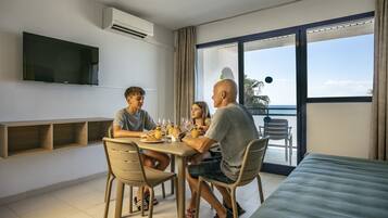Appartement, 1 slaapkamer, uitzicht op zee | Donzen dekbedden, individueel gedecoreerd, individueel gemeubileerd