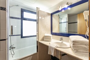 Hair dryer, towels, soap, toilet paper - Pins Platja Apartments (Cambrils)