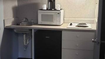 ADA, 1 King Bed | Private kitchenette | Mini-fridge, microwave, stovetop