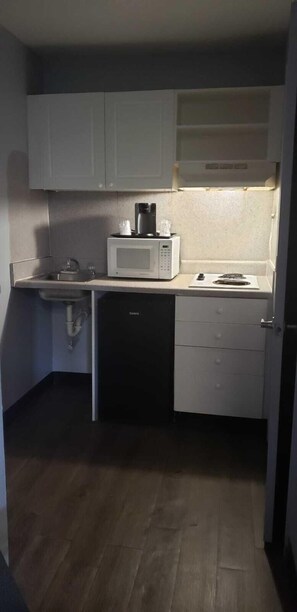 ADA, 1 King Bed | Private kitchenette | Mini-fridge, microwave, stovetop - Budgetel Inn & Suites (Atlanta)