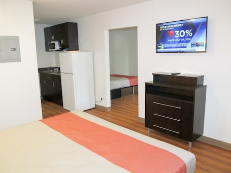 Minibar, blackout curtains, free WiFi, bed sheets. Studio 6 Extended Stay - Augusta, GA - Fort Gordon