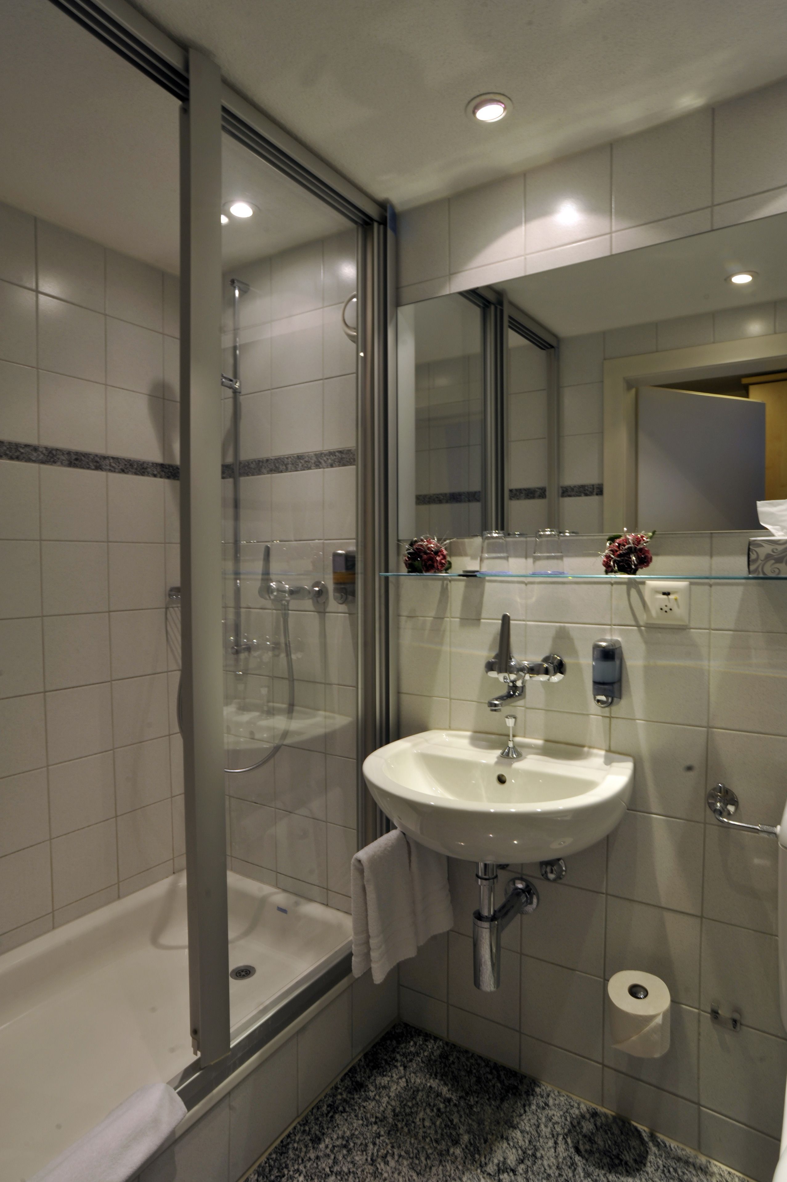 standard double or twin room, 2 single beds | bathroom | shower, free toiletries, hair dryer, towels