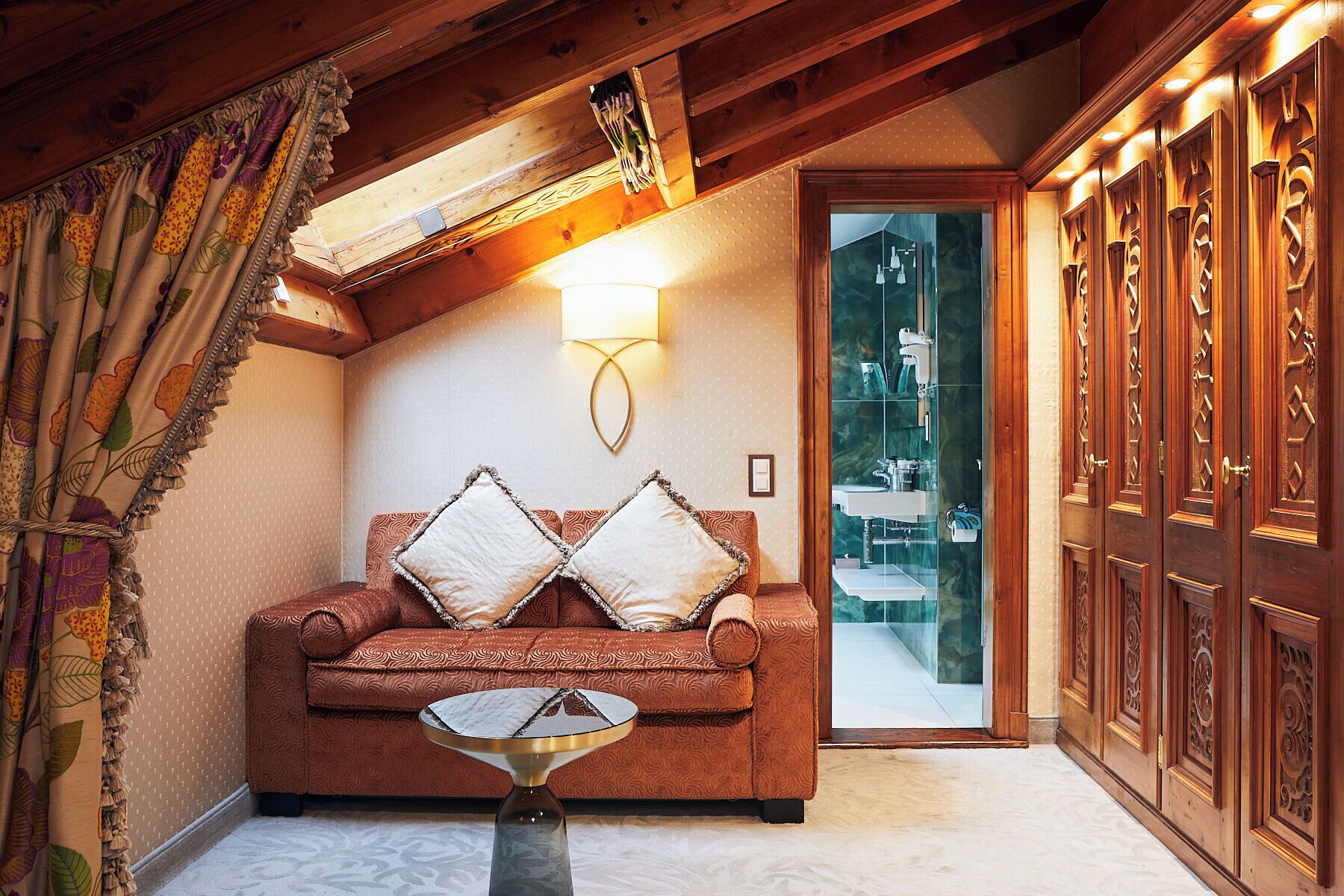 deluxe suite | living area | flat-screen tv