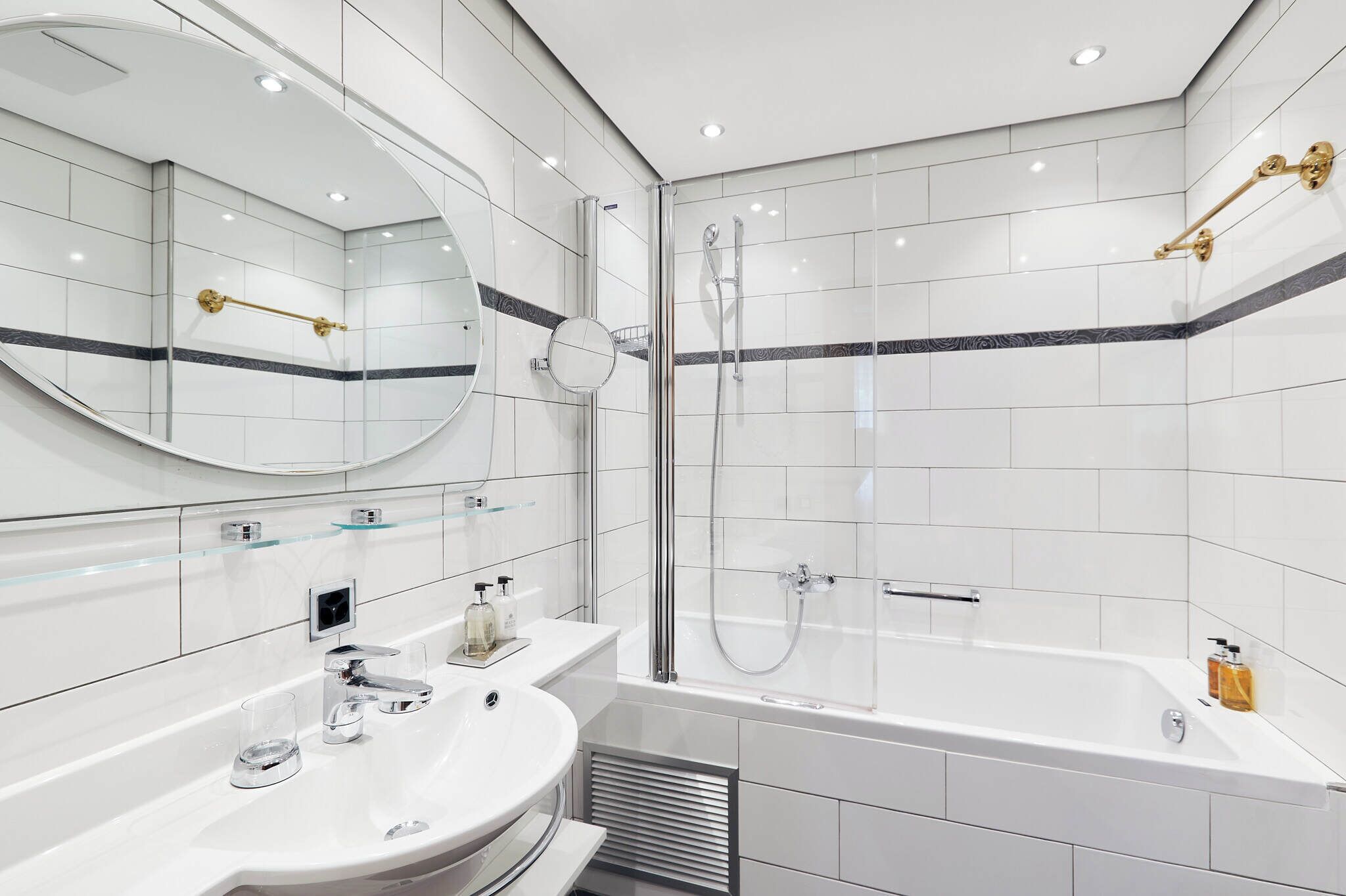 budget standard zimmer | bathroom | bathtub, deep-soaking bathtub, free toiletries, hair dryer