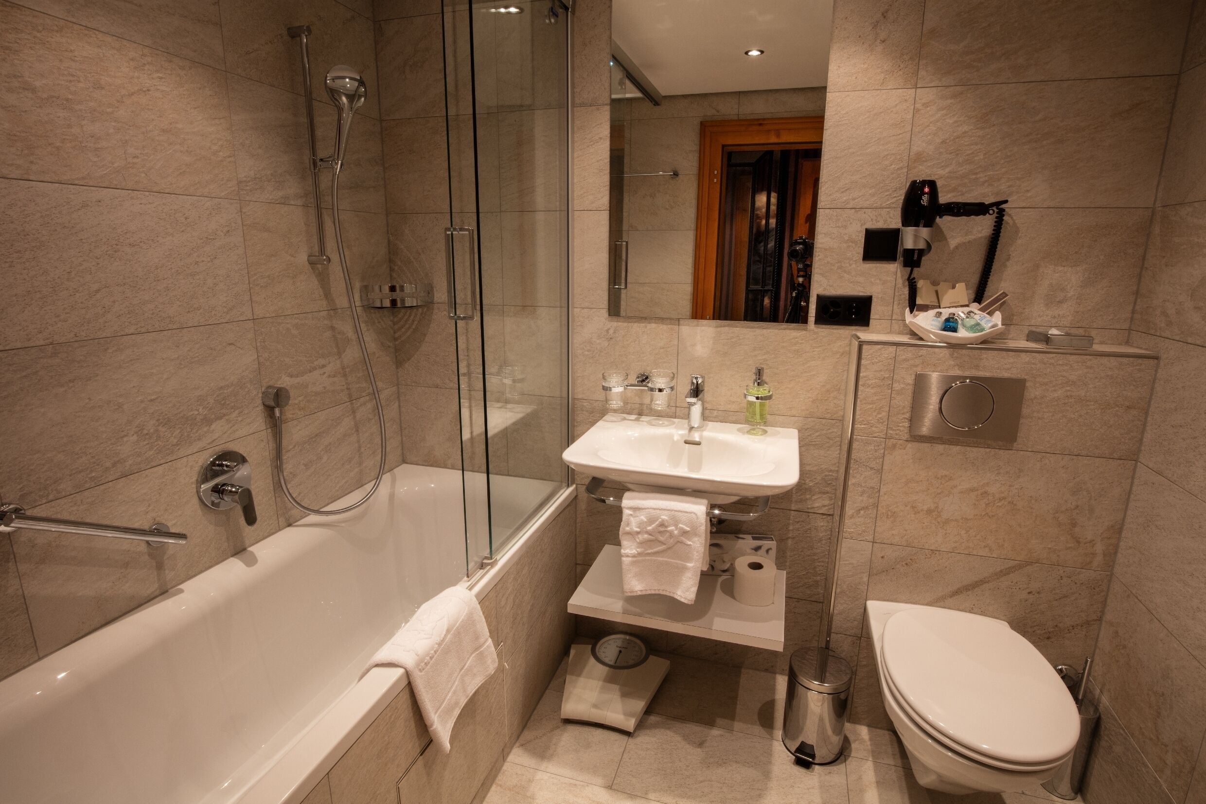 classic single room | bathroom | bathtub, deep-soaking bathtub, free toiletries, hair dryer