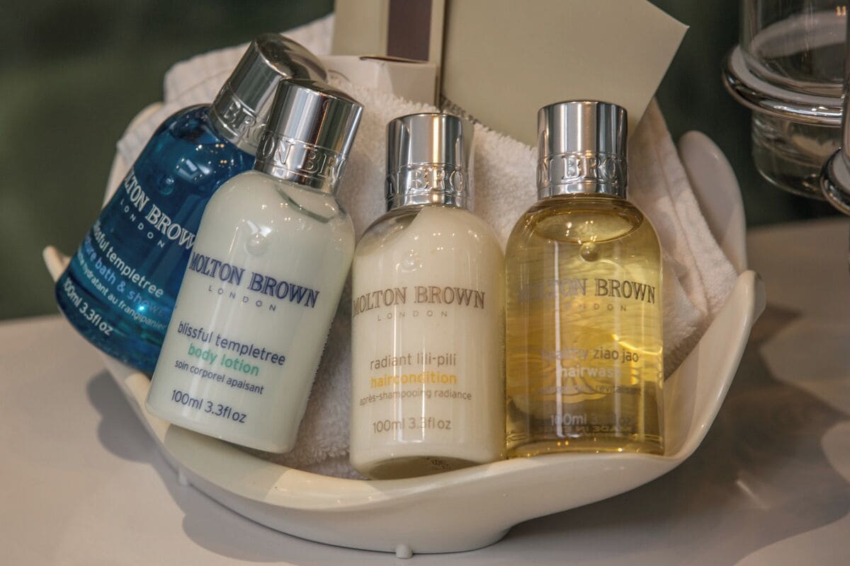 budget standard zimmer | bathroom | bathtub, deep-soaking bathtub, free toiletries, hair dryer