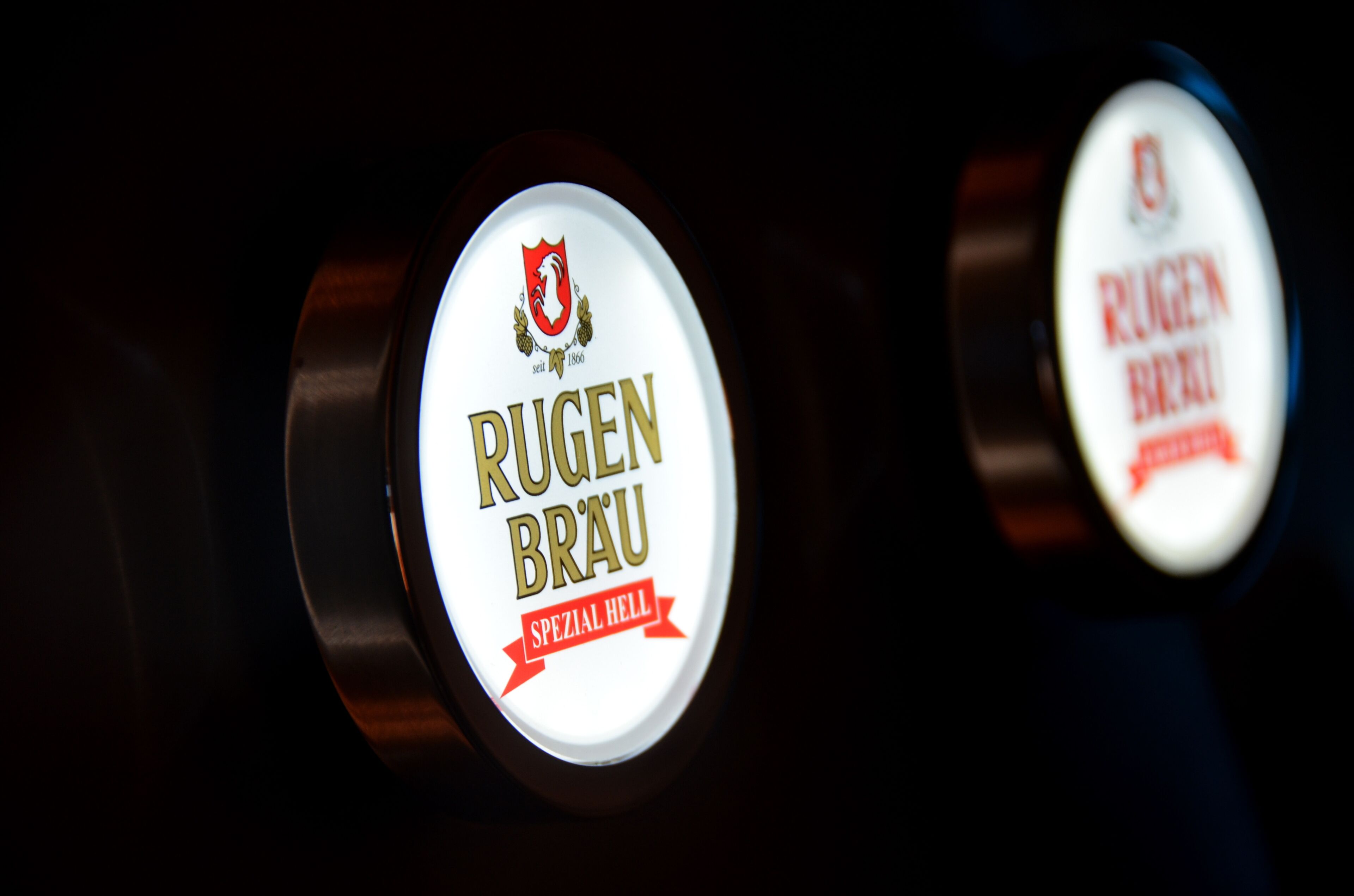 Ein Detailaufnahme eines Etiketts mit dem Text 'RUGEN BRAU' und 'SPECIAL HELL'.