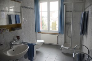 Habitación básica doble | Baño | Regadera, secadora de cabello, toallas 