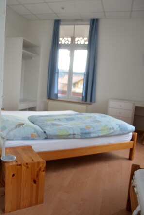 Cubrecamas, escritorio, sistema de insonorización y wifi gratis 