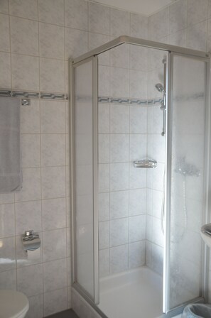 Standard Double Room | Bathroom | Shower, hair dryer, towels - Hotel Bahnhof (Schupfen)