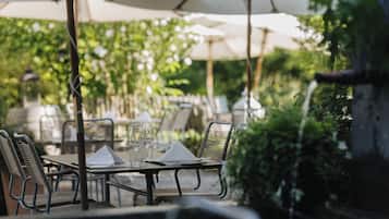Déjeuner et dîner servis sur place