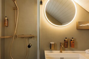 Basic Single Room | Bathroom | Hair dryer, towels - Bäre Madis (Madiswil)
