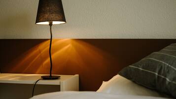 Basic-Einzelzimmer | Minibar, Zimmersafe, Schreibtisch, Babybetten