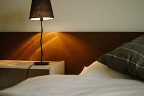 Enkeltrom – basic | Minibar, safe på rommet, skrivebord og barnesenger