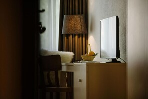 Minibar, safe på rommet, skrivebord og barnesenger