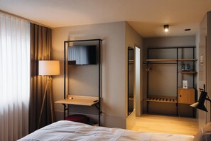 Habitación con 1 cama doble o 2 individuales | Caja fuerte, escritorio, cortinas opacas y cunas (de pago)