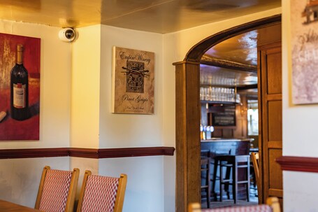 Red Lion Hotel, Hillingdon - view 3