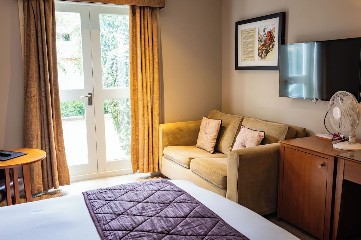 executive double room | premium bedding, in-room safe, desk, iron/ironing board