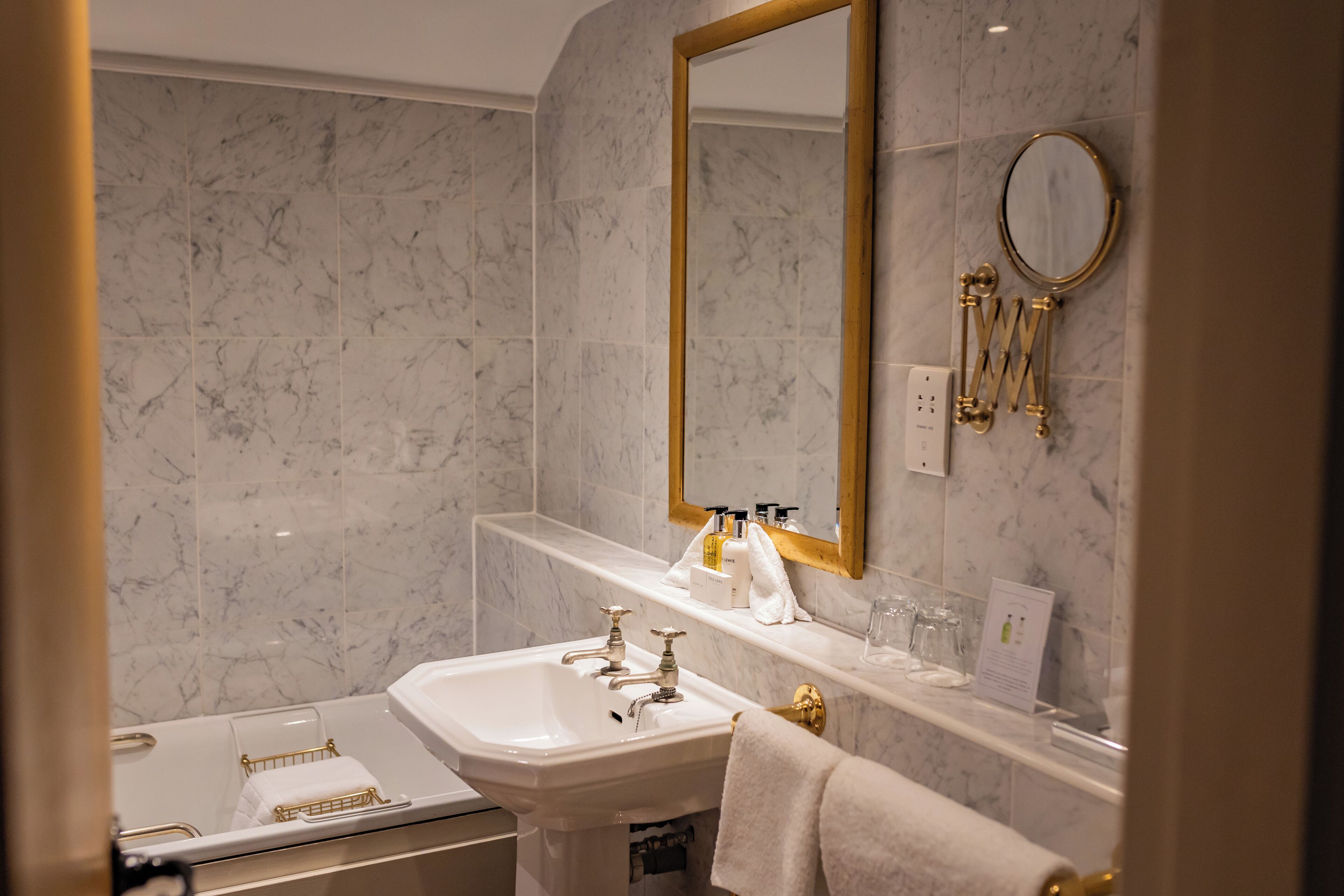 superior double room | bathroom | combined shower/bathtub, free toiletries, hair dryer, towels