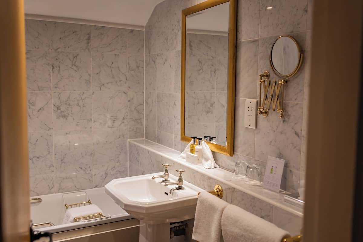 superior double room | bathroom | combined shower/bathtub, free toiletries, hair dryer, towels