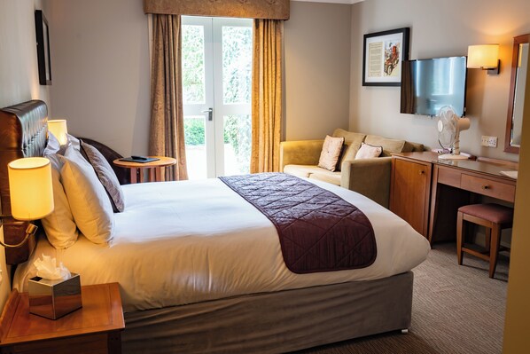 Kahden hengen executive-huone | Ylelliset vuodevaatteet, tallelokero huoneessa, työpöytä