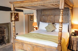 Quarto casal superior | Roupas de cama premium, cofres nos quartos, escrivaninha