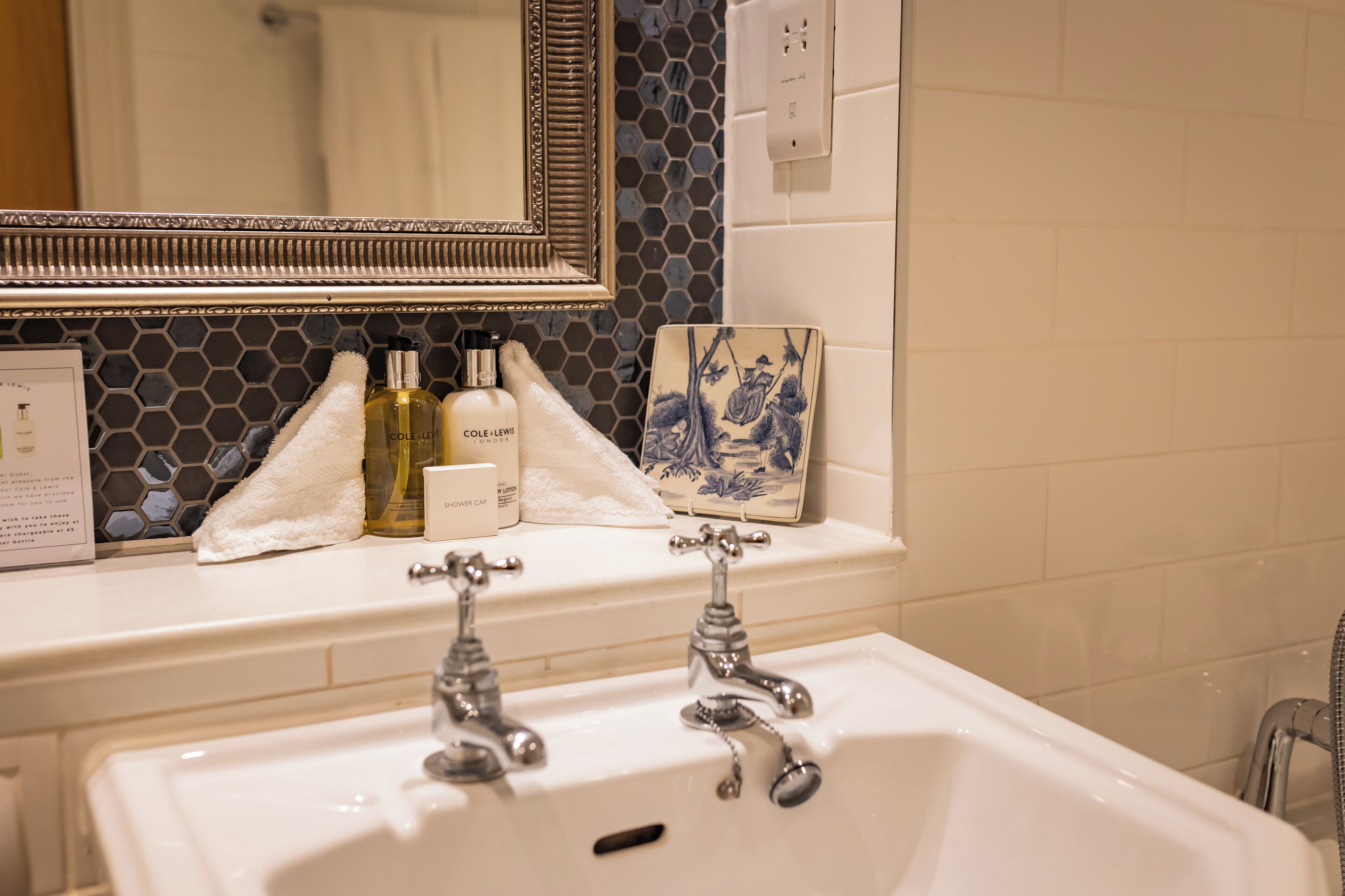 superior double room | bathroom | combined shower/bathtub, free toiletries, hair dryer, towels