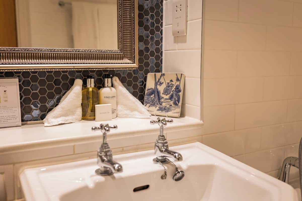 superior double room | bathroom | combined shower/bathtub, free toiletries, hair dryer, towels