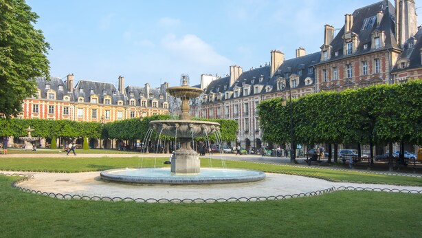 A historic square with a central fountain, surrounded by well-maintained hedges and classic architecture. - Les Tournelles (Paris)