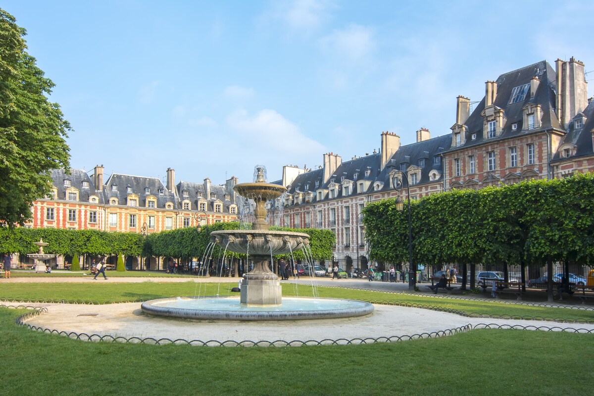 Wondering where to stay in Paris with kids? Discover the best neighborhoods and hotels for first-time visitors, families, and budget travelers.