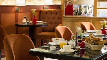 Petit déjeuner buffet (15.00 EUR par personne)