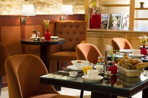 Daily buffet breakfast for a fee - Les Tournelles (Paris)