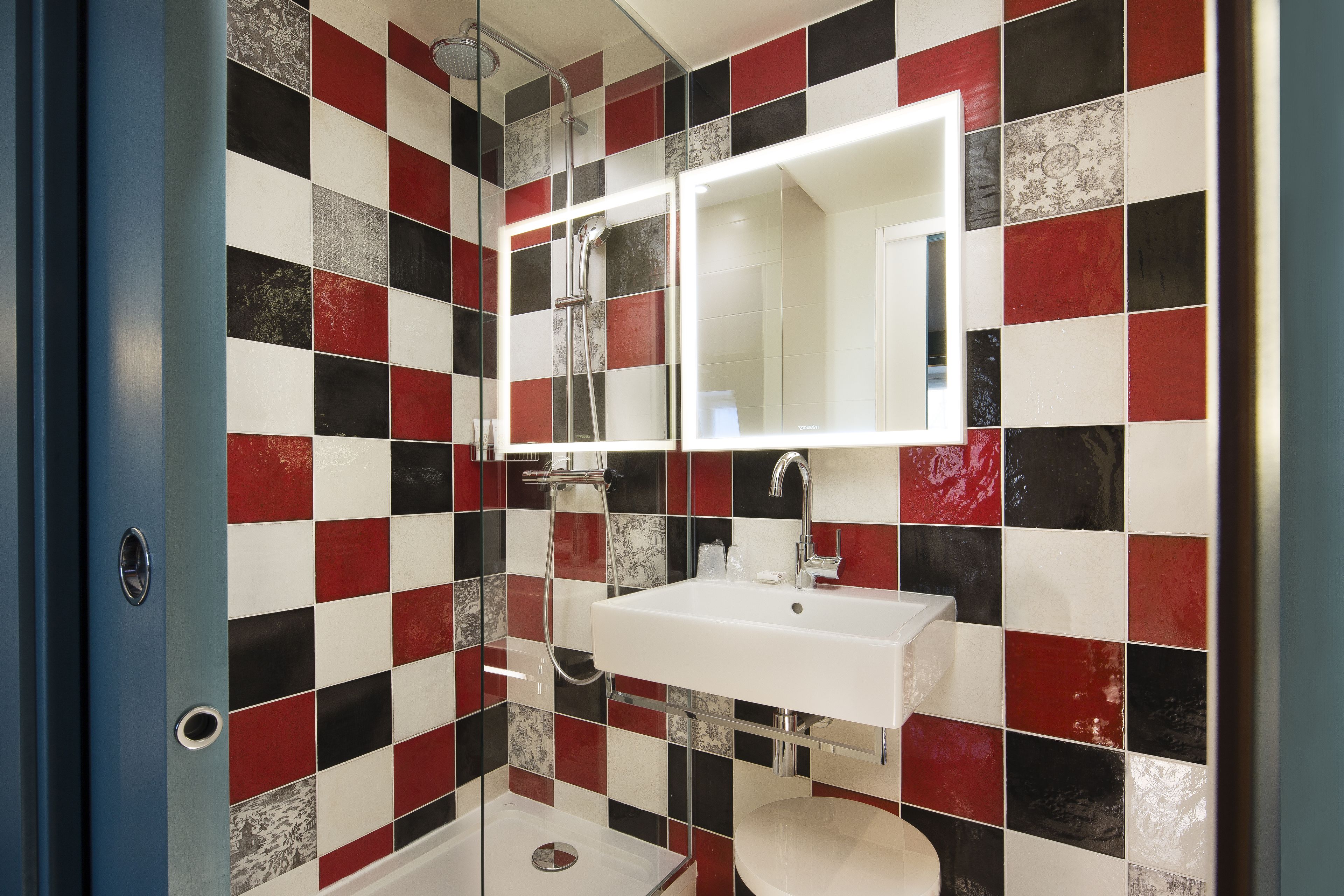 standard single room | premium bedding, in-room safe, desk, soundproofing