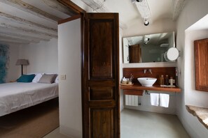 Senior tweepersoonskamer | Badkamer | Gratis toiletartikelen, een haardroger, badjassen, pantoffels
